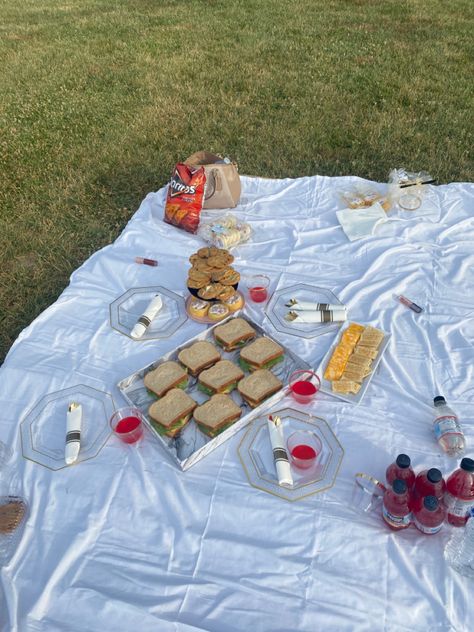 Single Date Aesthetic, Solo Dinner Aesthetic, Self Care Dates Aesthetic, Solo Date Night Aesthetic, Dating Yourself Aesthetic, Date With Myself Aesthetic, Solo Dating Aesthetic, Solo Picnic Aesthetic, Solo Date Aesthetic Pictures