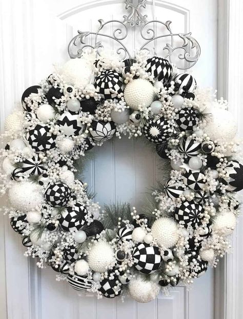 Everyday Wholesome | 100 Best Black & White Buffalo Plaid Christmas Decorations Black Christmas Decorations, Heirloom Christmas, Gingerbread Wreath, Wreath Snowman, Black And White Christmas, Black White Christmas, White Christmas Wreath, Plaid Christmas Decor, Christmas Ornament Wreath