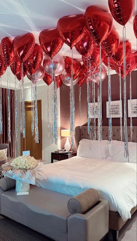 Balloon Ceiling Decor, Ceiling Decor Ideas, Valentine Hotel, Valentines Balloons Decorations, Romantic Hotel Rooms, Wedding Night Room Decorations, Ceiling Balloons, Romantic Room Surprise, Romantic Bedroom Ideas