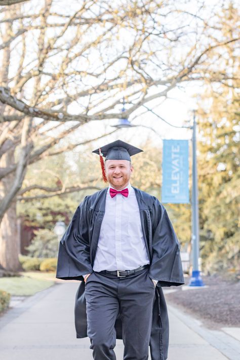 Boys College Graduation Pictures, Mens College Graduation Pictures, Male College Graduation Pictures, College Graduation Pictures For Guys, Male Graduation Pictures, Senior Portraits College, College Pics, Male Graduation, Poses Graduation