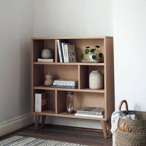 Nothing beats a classic design. So, when most of these bookshelf choices overwhelm you, you can always go for a reliable style that has a guaranteed pleasant outcome. Image credit: INSTAGRAM @URBANSIZE_HOME Small Bookcase Ideas, Cute Bookshelf Ideas, Bookshelf Ideas Bedroom, Small Bookshelf Ideas, Small Book Shelf, Cozy Book Nook, Small Bookshelves, Cute Bookshelves, Office Organizing