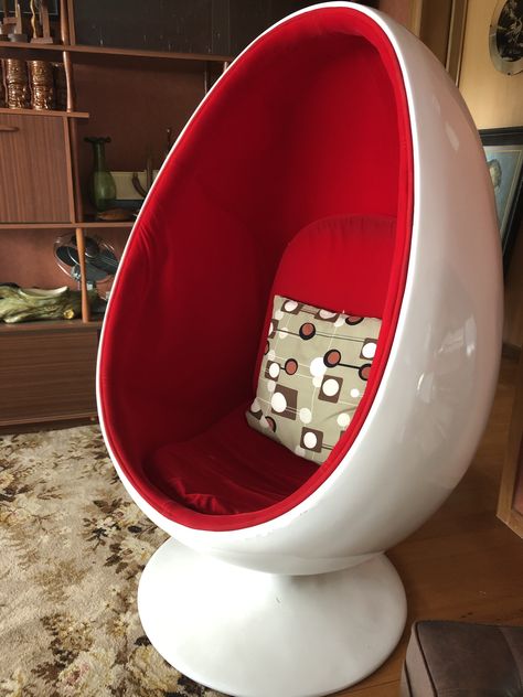 In love with our egg shaped Eero Aarnio "ball chair". makes us want to cozy up & never leave! Ball Chair Eero Aarnio, 70s Egg Chair, Bedroom 70s, Vr Room, Egg Shaped Chair, Marshmallow Sofa, Bowl Chair, Circle Chair, Ball Chair