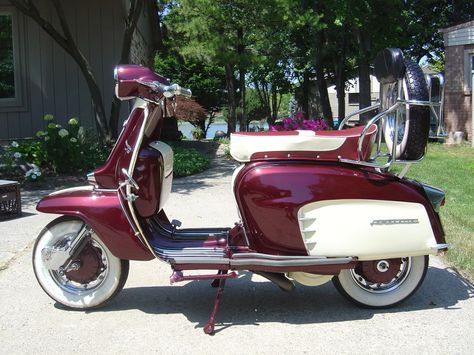 Maroon 2-tone TV175 Series 3 Lambretta Vintage, Scooters Vespa, Retro Scooter, Vintage Vespa, Mod Scooter, Vespa Scooter, Lambretta Scooter, Vespa Lambretta, Vespa Vintage