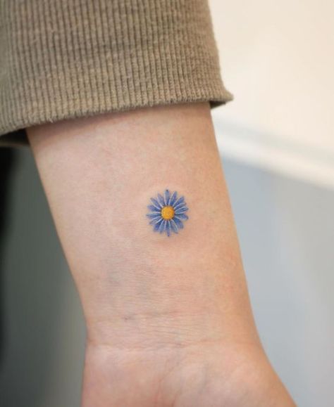 Did you know small aster tattoos can be so breathtaking in their beauty and symbolism? Asters, known for representing wisdom and devotion, are perfect for delicate yet meaningful tattoos. Aster Tattoos, Aster Tattoo, Blue Flower Tattoos, Maching Tattoos, Pretty Flower Tattoos, Lavender Tattoo, Ankle Tattoos For Women, Mom Tattoo Designs, Daisy Tattoo