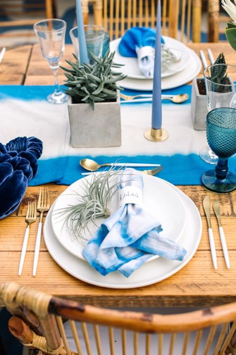 Tie Dye Table Setting, Tye Dye Wedding Decorations, Tie Dye Wedding Ideas, Tye Dye Wedding, Wedding Tiles, Tie Dye Wedding, Tie Dye Birthday Party, Ibiza Villa, Tie Dye Decorations