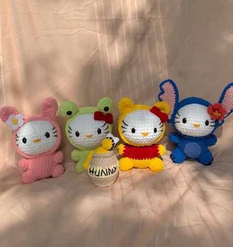 these images are for crochet patterns and these images are for crochet gifts Crochet Hello Kitty Plush, Hello Kitty Pattern Crochet, Crochet Pfp, K Pop Crochet, Sanrio Crochet Free Pattern, Crochet My Melody, My Melody Crochet, Amigurumi Aesthetic, Amigurumi Hello Kitty