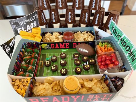 Superbowl party Super Bowl Stadium Tray, Super Bowl Stadium, Superbowl Ideas, Super Bowl Party Snacks, Best Superbowl Food, Snack Stadium, Football Watch Party, Superbowl Food, Snack Board