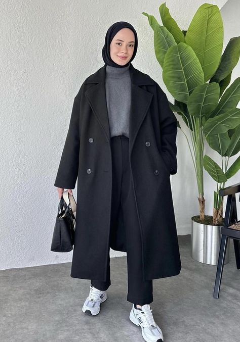 Postgraduate Outfit, Sportif Outfit, Winter Outfit Hijab, Winter Long Coat, Modest Winter Outfits, Long Coat Outfit, Stylish Outfits Casual, Black Overcoat, Modest Casual Outfits