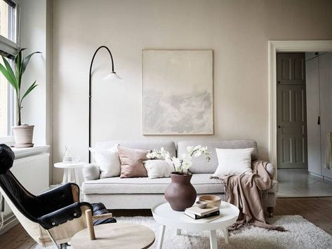 Stylish home in beige Beige Wall Colors, Industrial Artwork, Minimalist Living Room Decor, Designed Wall, Grey Sofa, First Apartment Decorating, Beige Living Rooms, Beige Walls, Minimalism Interior