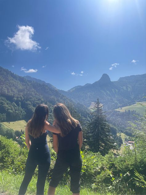 #hike #aesthetic #nature #mountains #views #switzerland #friends Switzerland With Friends, Hike Aesthetic, Hiking Friends, Switzerland Trip, Switzerland Hiking, Reading Week, Nature Mountains, Euro Summer, Aesthetic Nature