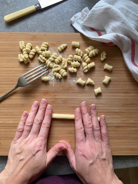 Makinggnochetti sardi by hand using household utensils Hand Shaped Pasta, Pasta Shapes By Hand, Pasta Making Class, Pasta Homemade, Shaped Pasta, Italian Cookie, Pasta Making, Handmade Pasta, Italian Recipes Traditional