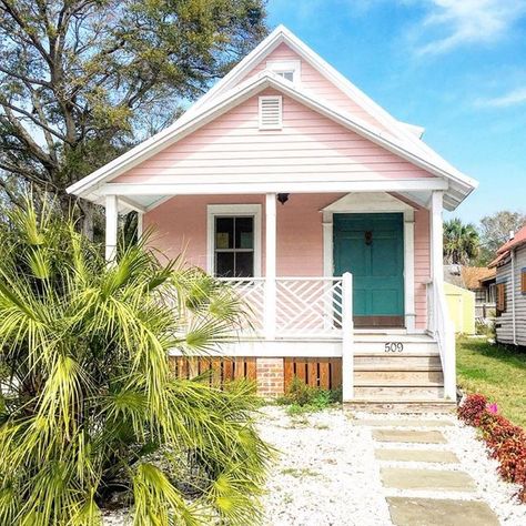 pink beach house Pink House Exterior, Case Creole, Casa Retro, Beach House Exterior, Exterior Paint Color, Beach Shack, Casa Exterior, Beach Cottage Decor, Pink House