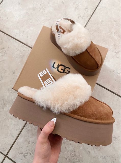 #platformugg #uggs #fashion #fallfashion #platform #falloutfit Uggs Slippers Platform, Ugg Platform Slippers Outfit, Ugg Boots Platform, Ugg Platform Outfit, Ugg Platform Boots, Platform Ugg Slippers, Uggs Platform, Ugg Funkette, Ugg Platform Slippers