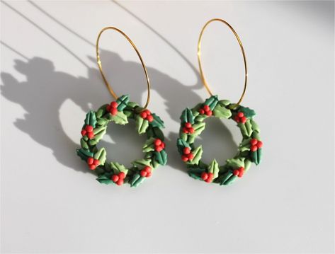 Winter Earrings Polymer Clay, Christmas Earrings Polymer Clay, Christmas Fimo, Clay Christmas Earrings, Polymer Clay Fall, Christmas Clay Earrings, Diy Christmas Earrings, Clay Easy, Christmas Wreath Bow