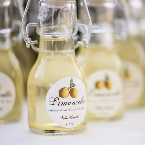 Limoncello Wedding, Limoncello Favors, Lemon Themed Bridal Shower, Affordable Wedding Favours, Summer Wedding Favors, Homemade Limoncello, Deco Champetre, Unique Favors, England Wedding