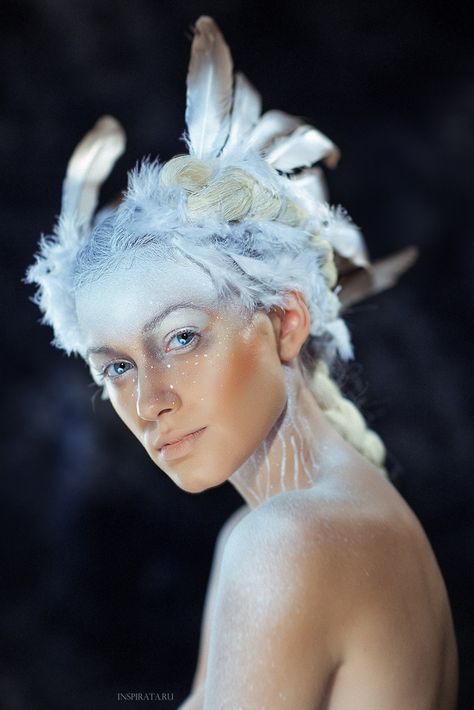 Ariel Love this light headpiece. Could use even more feathers 2012-021 by ~rainris on deviantART Feathers<333 Snow White Makeup, Animal Makeup, Make Up Inspiration, White Makeup, Winter Makeup, Special Effects Makeup, White Swan, Shooting Photo, Ice Queen