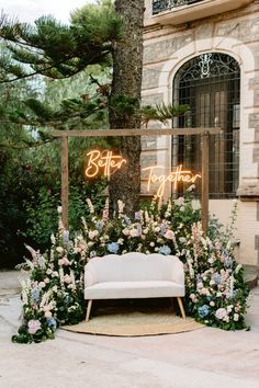 Wedding Sofa Design, Area Instagramavel, Indian Outdoor Wedding Decor, Christian Wedding Dress, Wedding Photo Walls, Olive Green Weddings, Intimate Wedding Reception, Wedding Entrance Decor, Lights Wedding Decor