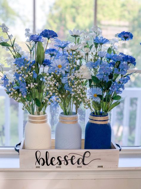 Blue Mason Jar Flower Arrangements, Royal Blue Wedding Ideas Centerpieces, Wedding Centerpieces Diy Mason Jars, Cheap Flower Arrangements, Jar Flower Arrangements, Painted Mason Jars Diy, Mason Jar Flower Arrangements, Mason Jar Fairy Lights, Home Decor Modern Farmhouse