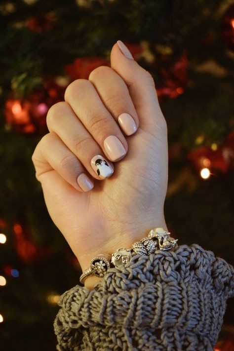 For more nails ideas,search on instagram justanordinarygirl10 #nailart #nails #penguins #nudenails #christmasnails #holidaynails #pandora #pandorabracelets Penguin Manicure, Christmas Nails Penguin, Nails Penguin, Penguin Nail Art, Penguin Nails, Penguin Art, Red Nail Designs, Red Nail, Dipped Nails