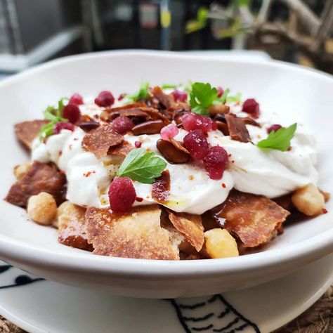 Meatless Chickpea Fatteh Recipe https://fooooods.com/meatless-chickpea-fatteh-wondernonieskitchen Fatteh Recipe, Cooked Chickpeas, Aleppo Pepper, Fry Bread, Butter Oil, Pomegranate Seeds, Pine Nuts, Ground Black Pepper, Flatbread