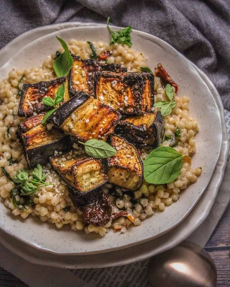 Crispy Roasted Aubergine with Creamy Couscous - Good Old Vegan Creamy Couscous, Aubergine Recipes, Vegan Philly Cheesesteak, Roasted Aubergine, Gingerbread Donuts, Aubergine Recipe, Curry Ramen, Pearl Couscous, Soy Curls