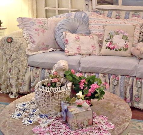 Penny's Vintage Home: Shabby Chic Living Room Design, Commode Shabby Chic, Chic Chalet, Muebles Shabby Chic, Shabby Chic Decor Living Room, Shabby Chic Sofa, Chic Sofa, Cottage Shabby Chic, Estilo Shabby Chic