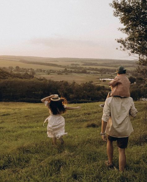 Family In Nature Aesthetic, Movement Family Photos, Cottage Family Photoshoot, Nature Family Photos, Earthy Family Photoshoot, Family Photoshoot In Field, Family In The Woods, Dreamy Family Photos, Family Of 4 Photoshoot With Baby