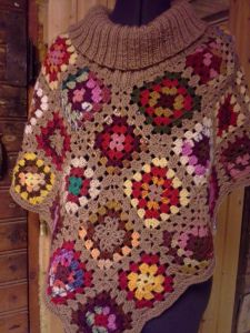 isoäidin-neliöistä-tehty-poncho Ponchos, Granny Square, Christmas Sweaters, Yarn, Crochet