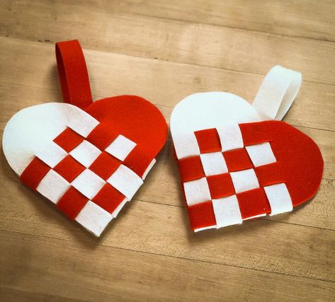 In this how-to video, you'll learn how to make an adorable heart-shaped basket from woven felt sheets. This is a great homemade gift for a child or special someone on Valentine's Day! Danish Heart, Heart Basket, Woven Heart, Xl Art, Valentine Crafts For Kids, Diy Weaving, Anime Crafts, Easy Craft Projects, My Funny Valentine