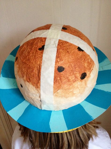 Hot cross bun Easter bonnet. Paper mâché bun, paper plate brim and attached to a basic straw hat. Easter Hat Ideas, Easter Bonnets For Boys, Easter Bonnet Competition, Easter Hat Parade, Hot Cross Bun, Bow Hair Tie, Hanging Craft Ideas, Easter Hat, Egg Carton Crafts