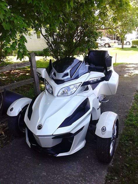 Can Am Spyder RT. Fun to ride. Honda Motorcycles Goldwing, Canam Spyder, Slingshot Car, Honda Trike, Three Wheel Electric Scooter, Three Wheel Motorcycles, Harley Davidson Trike, Cool Dirt Bikes, White Motorcycle