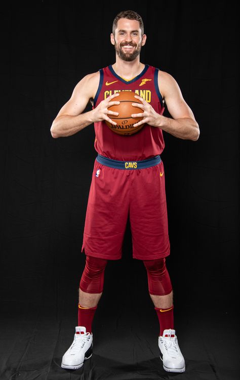 Nba Photography, Nba Media Day Poses, Nba Media Day, Mens Basketball Media Day Poses, Cool Nba Photos, Most Iconic Nba Photos, Basketball Pictures Poses, Kevin Love, Sport Portraits