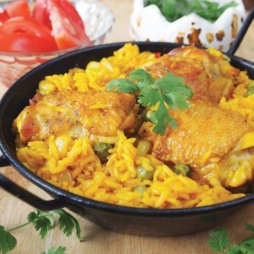 Learn how to prepare this easy Brazilian Chicken and Rice (Galinhada Mineira) recipe like a pro. Family Recipies, Brazilian Chicken, Food Recipes For Dinner, South American Recipes, Chicken Rice Recipes, Dinner Desserts, One Skillet Meals, Recipes For Dinner, Chicken And Rice