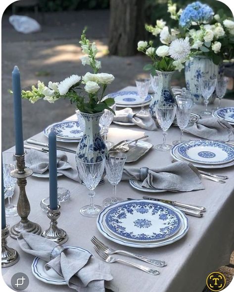 Vintage Spring Aesthetic, Color Palette Vintage, Vintage Spring Decor, Blue And White Table Setting, Spring Mantle Decor, Blue Table Settings, Spring Mantle, White Table Settings, Tafel Decor