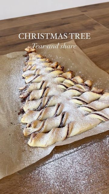 Tear And Share Christmas Tree, Tree Puff Pastry, Christmas Tree Puff Pastry, Christmas Tree Desserts, Savory Puff Pastry, Christmas Desserts Party, Easy Party Desserts, Christmas Dessert Table, Christmas Pastries