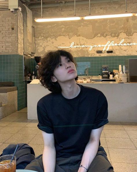 Soft Masc, Male Haircuts Curly, Middle Hair, Masc Women, Anime Korea, Short Hair Tomboy, Hair Inspiration Short, Short Curly Haircuts, Instagram Funny Videos