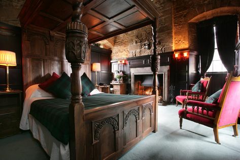 The Old Courtroom Deluxe Room | Dornoch Castle Hotel Castle Rooms, Castle Bedroom, Castle Decor, Superior Room, Castles Interior, Scotland Castles, Unusual Homes, Castle Hotel, Scottish Castles