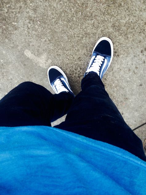 Instagram: Kire_Sk8 Vans old skool navy Outfit Vans old skool Vans Old Skool Navy Outfit, Old School Vans Outfit, Blue Vans Outfit, Vans Old Skool Outfit Men, Flare Jeans Outfit Spring, Old Skool Outfit, Vans Old Skool Outfit, Vans Old Skool Navy, Vans Outfit Men