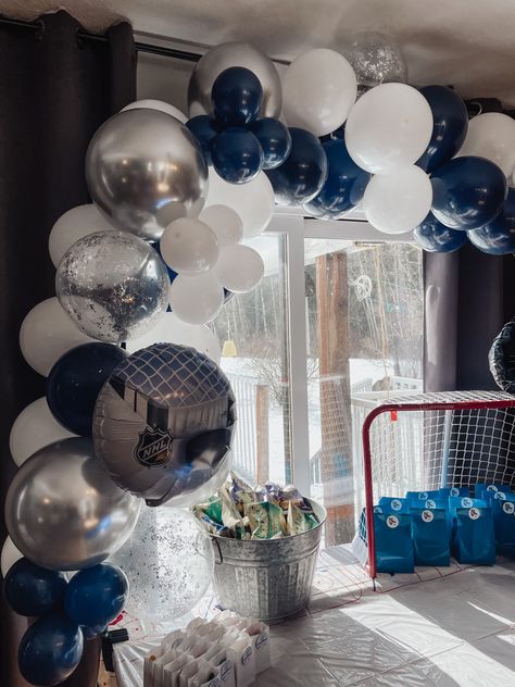 Ice Hockey Party, Nhl Birthday Party Ideas, Hockey Themed Baby Shower Ideas, Hockey Baby Shower Ideas, Hockey Birthday Party Ideas, Hockey Themed Birthday Party, Hockey Party Decorations, Hockey Birthday Party, Birthday Balloon Arch