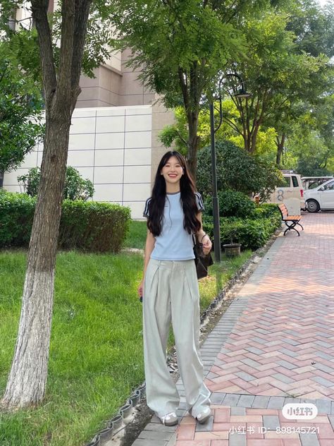 Long Legged Girl Outfits, Pretty Hair Cuts, Long Legged Girls, Loose Pants Outfit, Wide Leg Pants Outfit, Korean Fits, Outfit References, Cozy Outfits, University Outfit