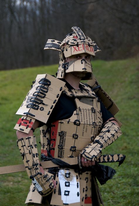 Cardboard Samurai Armor, Cardboard Armour, Guerriero Samurai, Samurai Armour, Cardboard Costume, Armadura Cosplay, Sculpture Design, Cardboard Design, Folding Origami