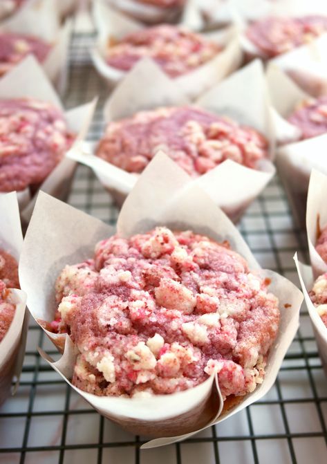 Strawberry Shortcake Crumble Muffins – Brownie Mischief Carmel Muffins Recipe, Strawberry Shortcake Coffee, Strawberry Puree Muffins, Recipes Using Strawberry Puree, Muffin Crumble Topping Recipe, Cafe Dessert Ideas, Strawberry Shortcake Crumble Topping, Strawberry Baked Goods, Coffee Shop Baked Goods