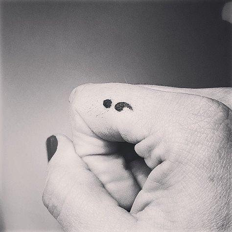 Semi colon tattoo, maybe not on the finger though.... Tattoo Rosary, Om Wrist Tattoo, Tattoos Trending, Tiny Tattoo Ideas, Wrist Tattoos Girls, Simple Wrist Tattoos, Tooth Tattoo, Kiss Tattoos, Tattoos Simple