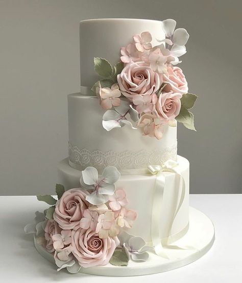 Vintage Pasta, Cakes Elegant, Pretty Wedding Cakes, Wedding Cakes Elegant, Elegant Birthday Cakes, Dream Wedding Cake, Simple Elegant Wedding, Floral Wedding Cakes, Wedding Cakes Blue