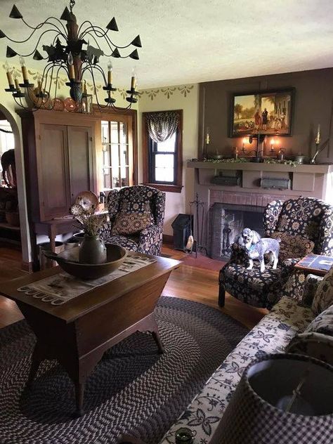 The Village Country Store Small Primitive Living Room, Primitive Colonial Living Room, American Colonial Decor, Colonial Living Rooms, Vintage Parlor, Colonial Primitive Decor, Colonial Living Room, Colonial Dining Room, Early American Decor