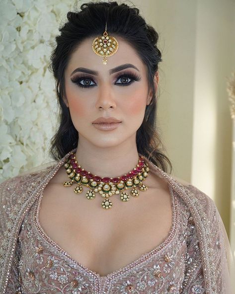 Soft Party Makeup Look Pakistani, Hairstyle For Engagement, Matt Makeup, Indian Party Makeup, Bridal Smokey Eye Makeup, Long Ponytail Hairstyles, Soft Bridal Makeup, Indian Makeup Looks, Pakistani Bridal Hairstyles