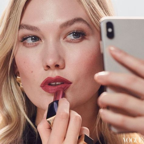 Off Duty Model Aesthetic, Estee Lauder Lipstick, Coding Camp, Beauty Boss, Lip Shine, Kissable Lips, Lipstick Collection, Karlie Kloss, Model Aesthetic