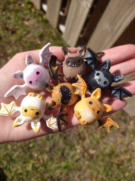 Bat Sculpture Polymer Clay, Shrimp Polymer Clay, Halloween Polymer Clay Figures, Mini Halloween Clay Ideas, Bat Clay Sculpture, Clay Small Projects, Polymer Clay Bats, Cute Things To Make With Polymer Clay, Halloween Clay Figures