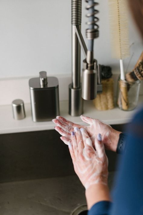 How to Make Liquid Hand Soap from a Solid Soap Bar - Going Zero Waste Homemade Hand Soap, Natural Skincare Recipes, Homemade Apple Cider, Homemade Laundry, Homemade Laundry Detergent, Makeup Brush Cleaner, Essential Oils For Skin, All Natural Skin Care, Natural Preservatives