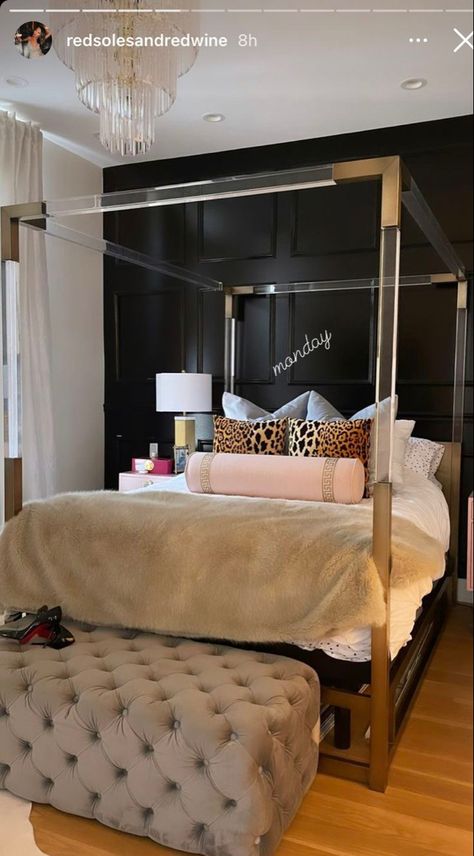 Boujee Room Aesthetic, Green Apartment Decor, Luxury Apartment Aesthetic, Canopy Bedroom Ideas, Boujee Apartment, Decorating Apartment, Girl Apartment Decor, Boujee Aesthetic, Luxury Room Bedroom